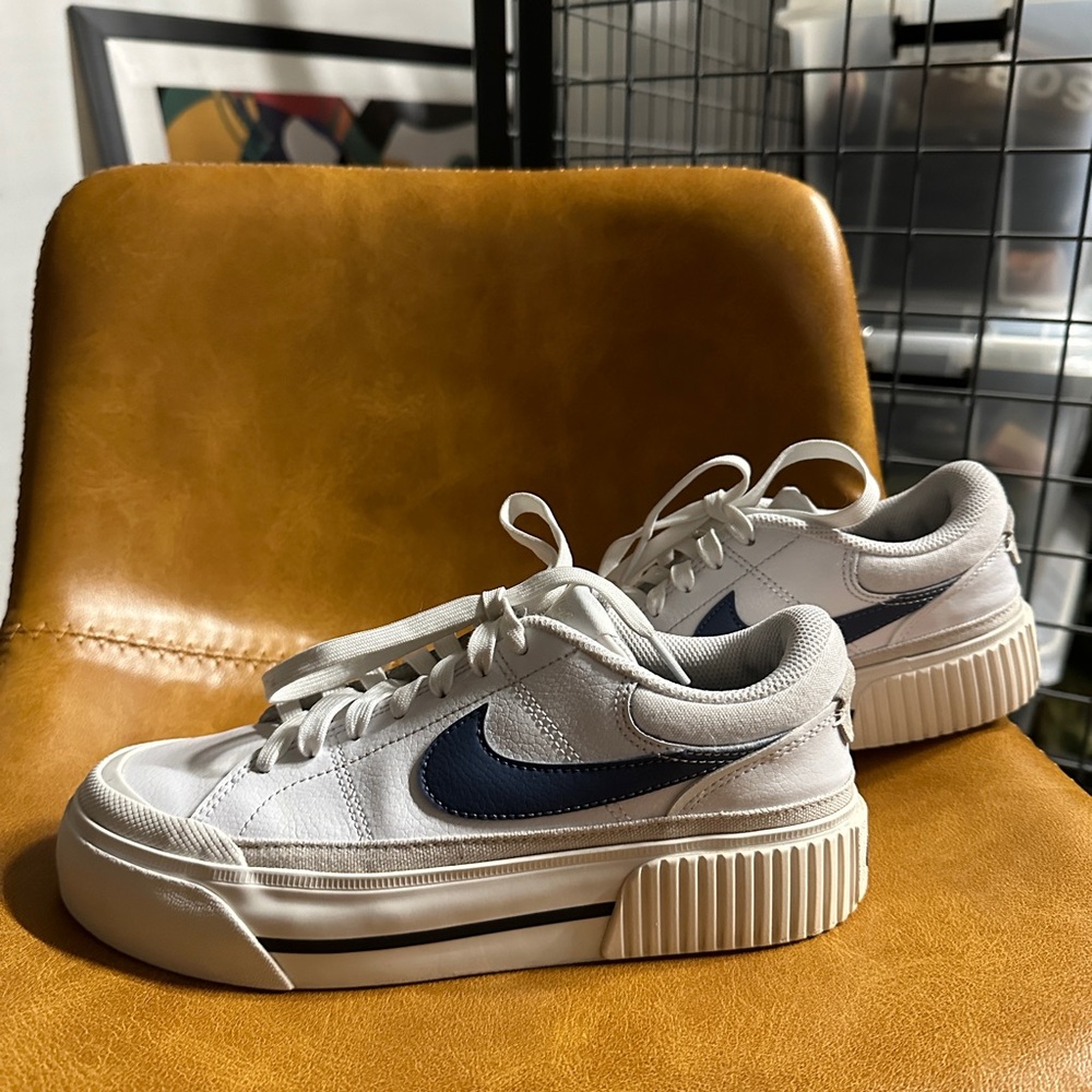 WOMEN'S NIKE COURT LEGACY LIFT PLATFORM SNEAKERS